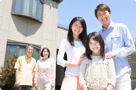 岡崎市で外壁塗装の依頼をお考えなら | 家の前に集まる家族